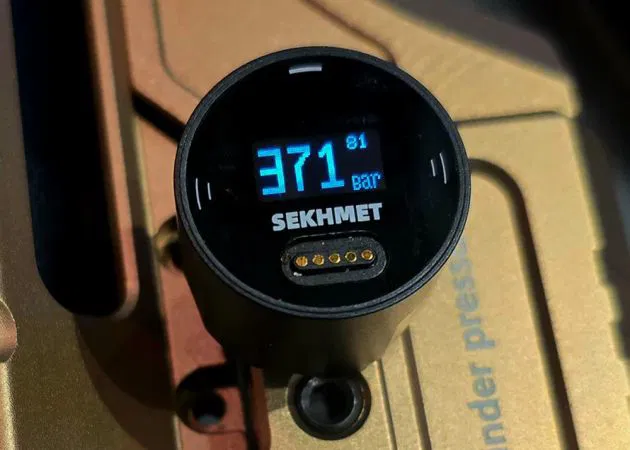Manometr cyfrowy Sekhmet Pro Gen2 M8 28 mm 500 bar - obrazek 3